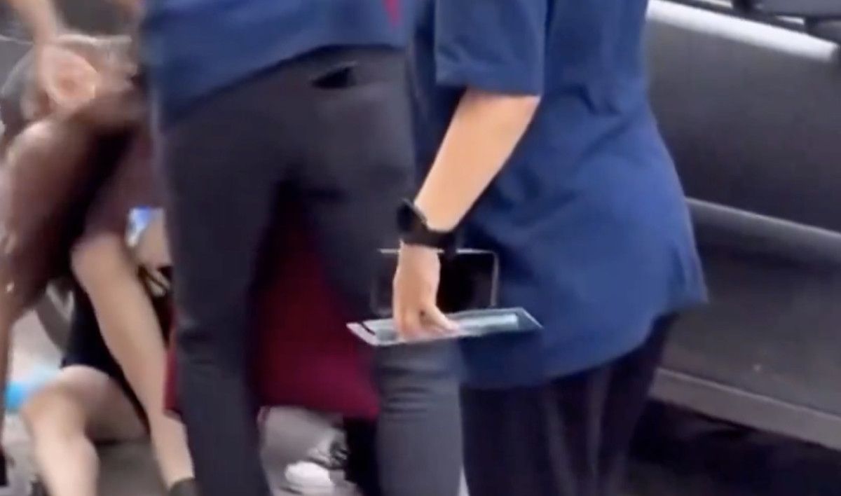 İstanbul'da giyim tartışması kavga ile bitti: Böyle çıplak gezmeyin 2 istanbulda giyim tartismasi kavga ile bitti boyle ciplak gezmeyin 1 CgbUI9Qa