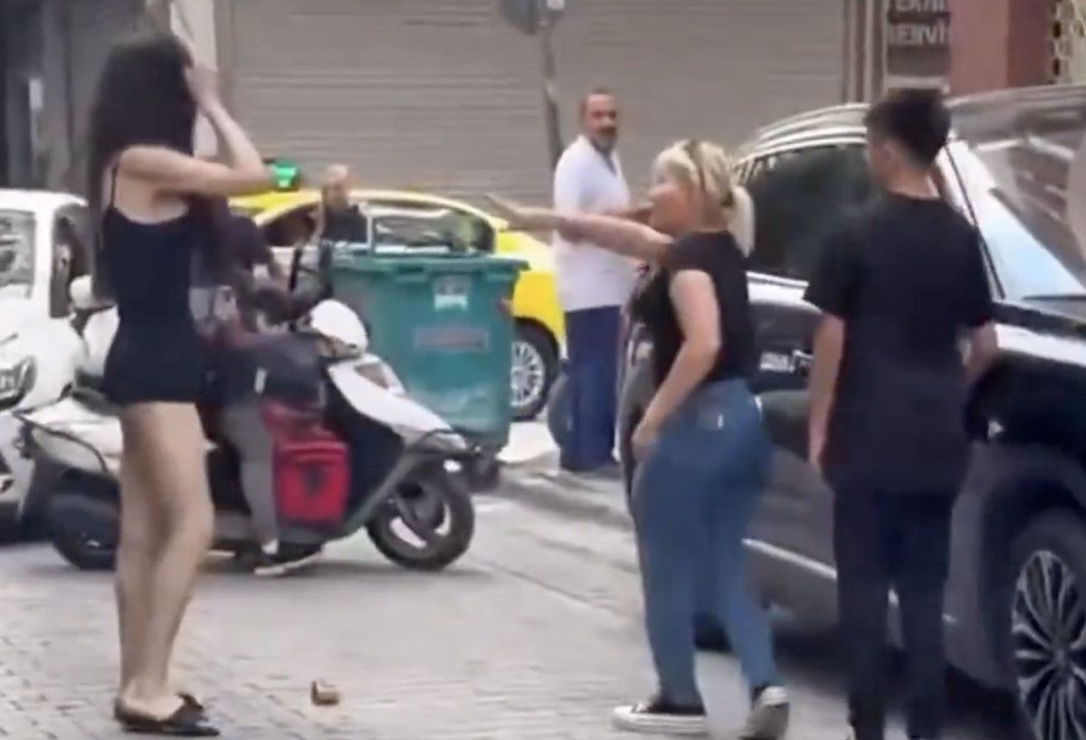İstanbul'da giyim tartışması kavga ile bitti: Böyle çıplak gezmeyin 5 istanbulda giyim tartismasi kavga ile bitti boyle ciplak gezmeyin 4 tzjpJG7R