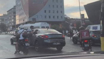 istanbulda kendisini sikistirdigini iddia ettigi surucuye yumrukla saldirdi QcwrtuU7