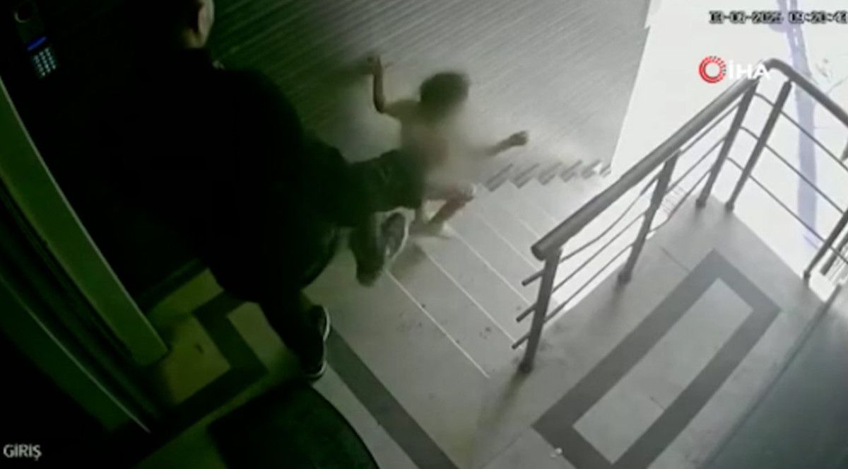 istanbulda kizini tekmeleyerek merdivenlerden iten babaya istenen ceza belli oldu 0 RRSZqhFf