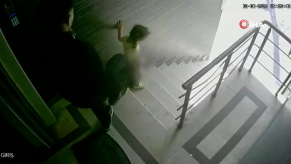 istanbulda kizini tekmeleyerek merdivenlerden iten babaya istenen ceza belli oldu qHBwR1RP