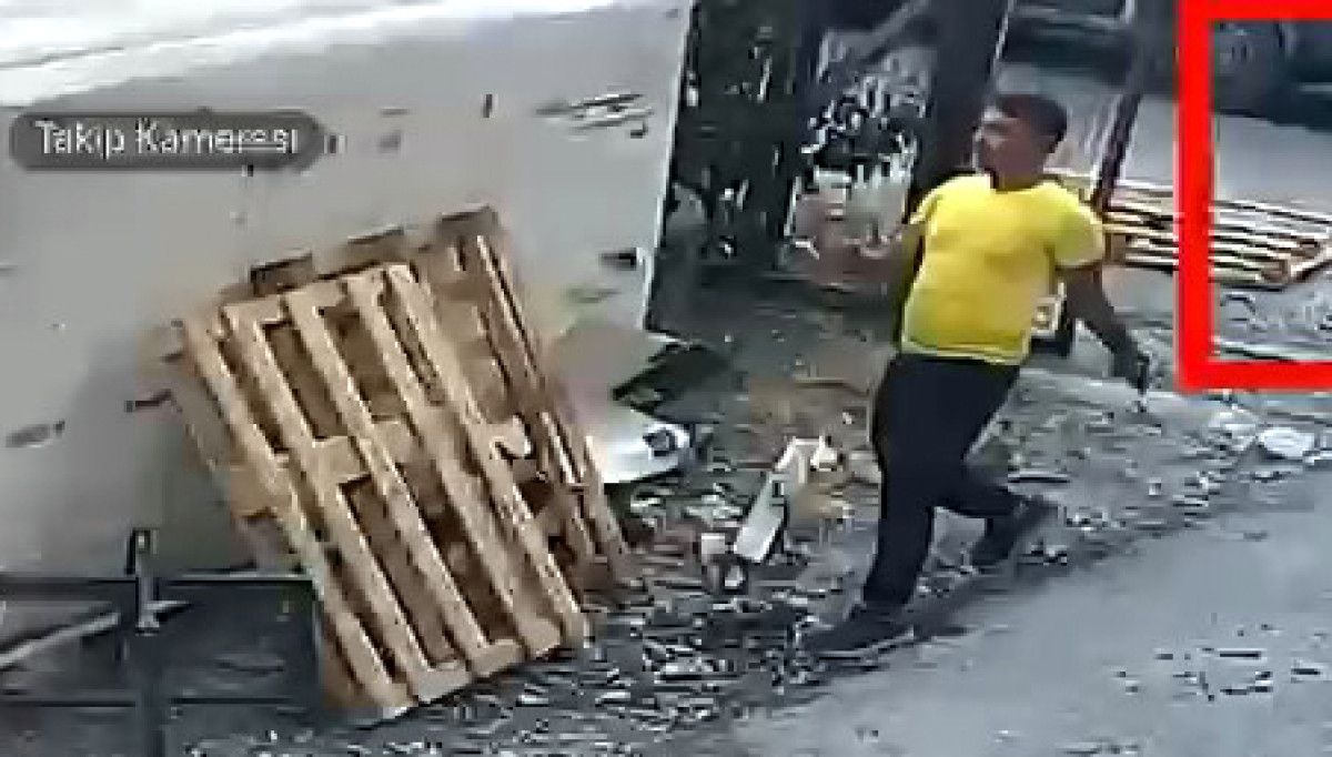 istanbulda magazanin ahsap paletlerini el arabasiyla caldi 0