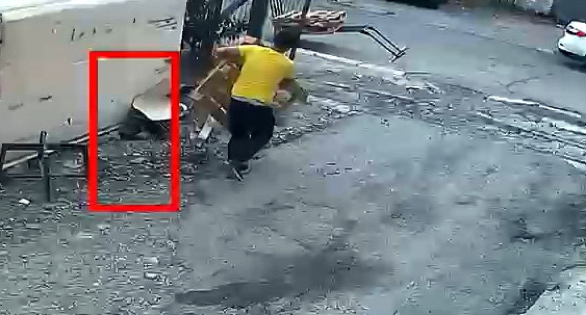 istanbulda magazanin ahsap paletlerini el arabasiyla caldi 2 6RFa5jPM