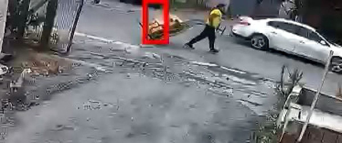 istanbulda magazanin ahsap paletlerini el arabasiyla caldi 3 e3bbzdyh