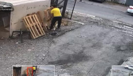 istanbulda magazanin ahsap paletlerini el arabasiyla caldi dMGxX4hH