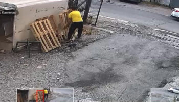 istanbulda magazanin ahsap paletlerini el arabasiyla caldi dMGxX4hH