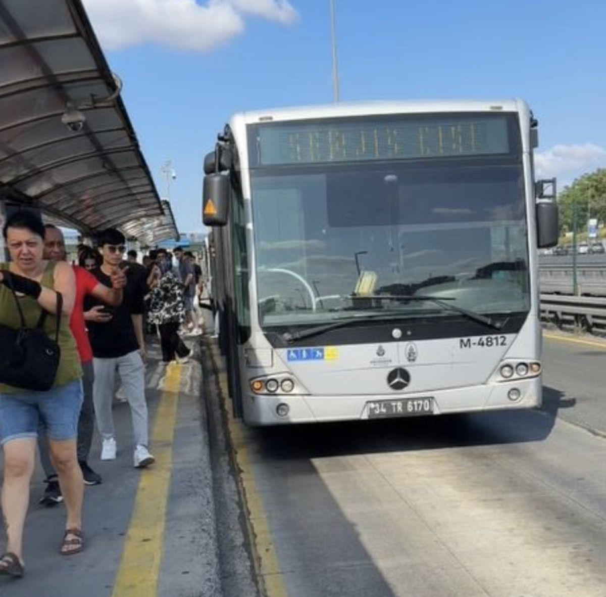 istanbulda metrobus arizasi yolcular indirildi 0 Z2HvRPFG
