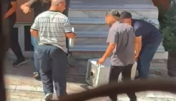 istanbulda muhurlu apartmandan hirsizlik yaptilar parayla aldik 5hAeL3ie