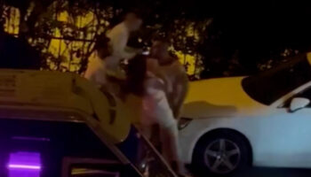 istanbulda sarhos adam otomobilleri tekmeleyip kufurler savurdu gCXECtw4