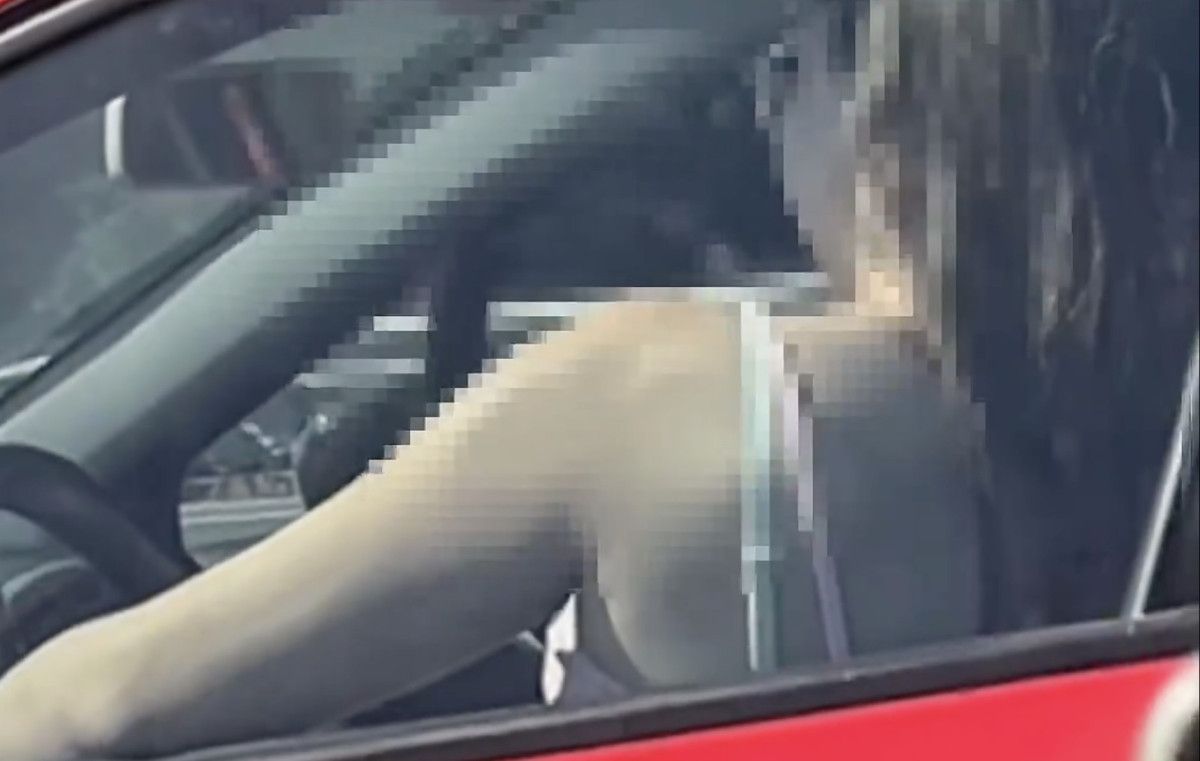 istanbulda seyir halindeki aracta uygunsuz hareketler yapan sahislar yakalandi 1 jREaZ4zu