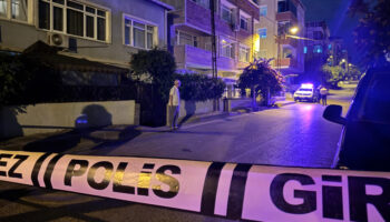 istanbulda sokak ortasinda kadin cinayeti satirla bogazini kesti iRbwwrsz