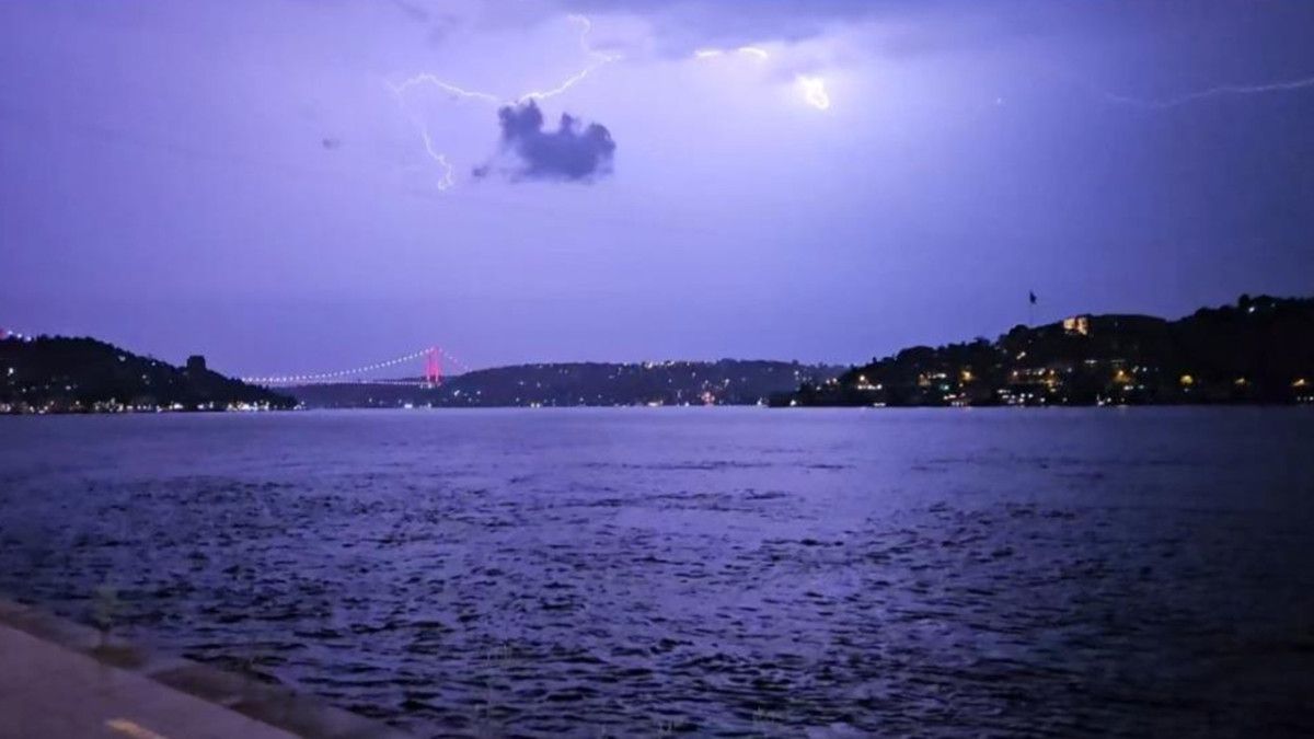 İstanbul'da yağış etkili oldu: Şimşekler geceyi aydınlattı 1 istanbulda yagis etkili oldu simsekler geceyi aydinlatti 0 GvvO8ie1