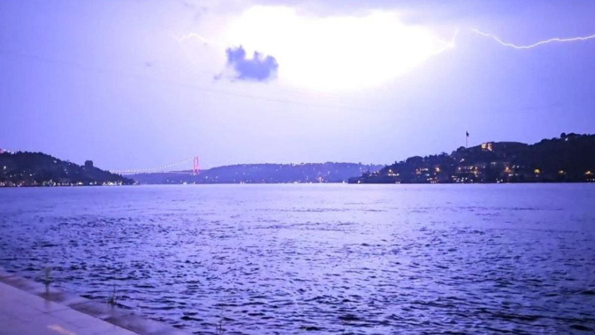 İstanbul'da yağış etkili oldu: Şimşekler geceyi aydınlattı 2 istanbulda yagis etkili oldu simsekler geceyi aydinlatti 1 7IKTSEKd