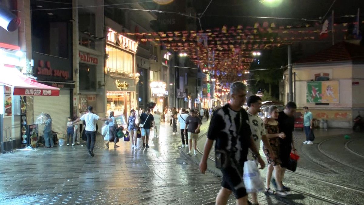 İstanbul'da yağış etkili oldu: Şimşekler geceyi aydınlattı 3 istanbulda yagis etkili oldu simsekler geceyi aydinlatti 2 d1tj9UbQ