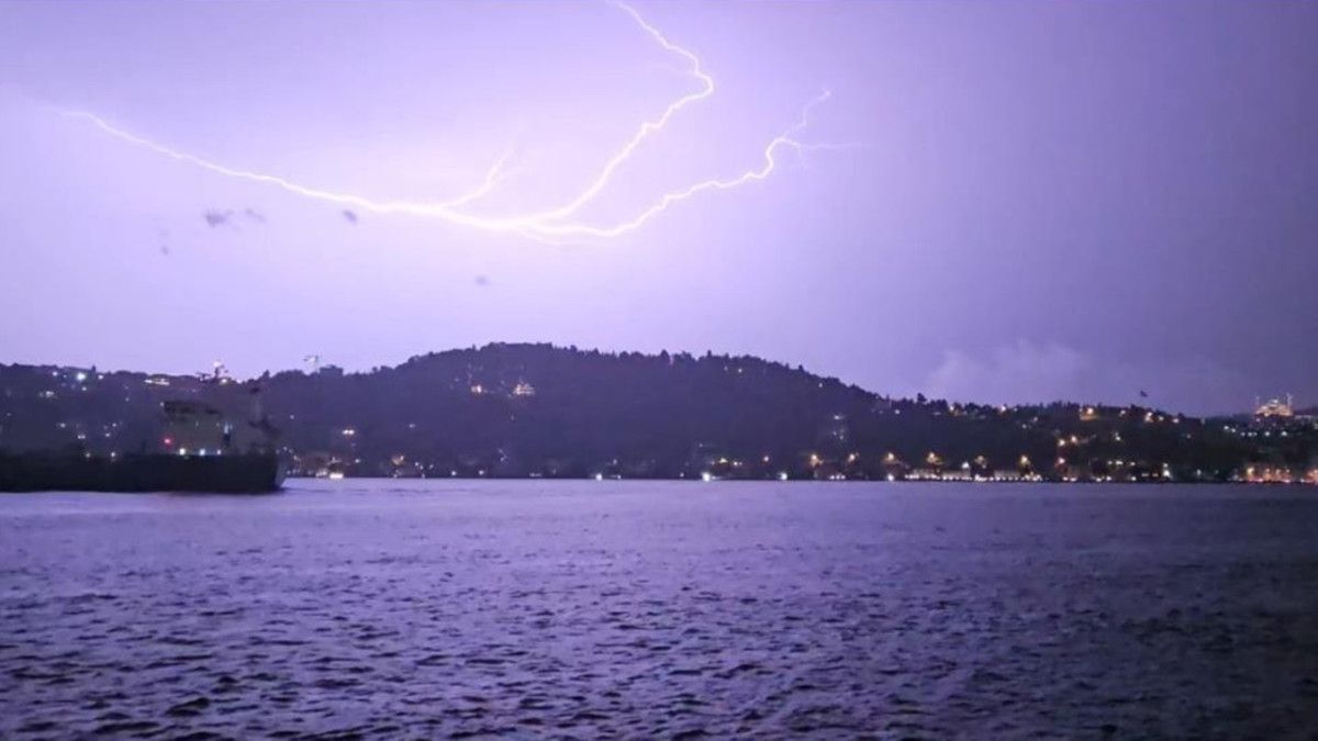 İstanbul'da yağış etkili oldu: Şimşekler geceyi aydınlattı 5 istanbulda yagis etkili oldu simsekler geceyi aydinlatti 4 rRmbsk1D