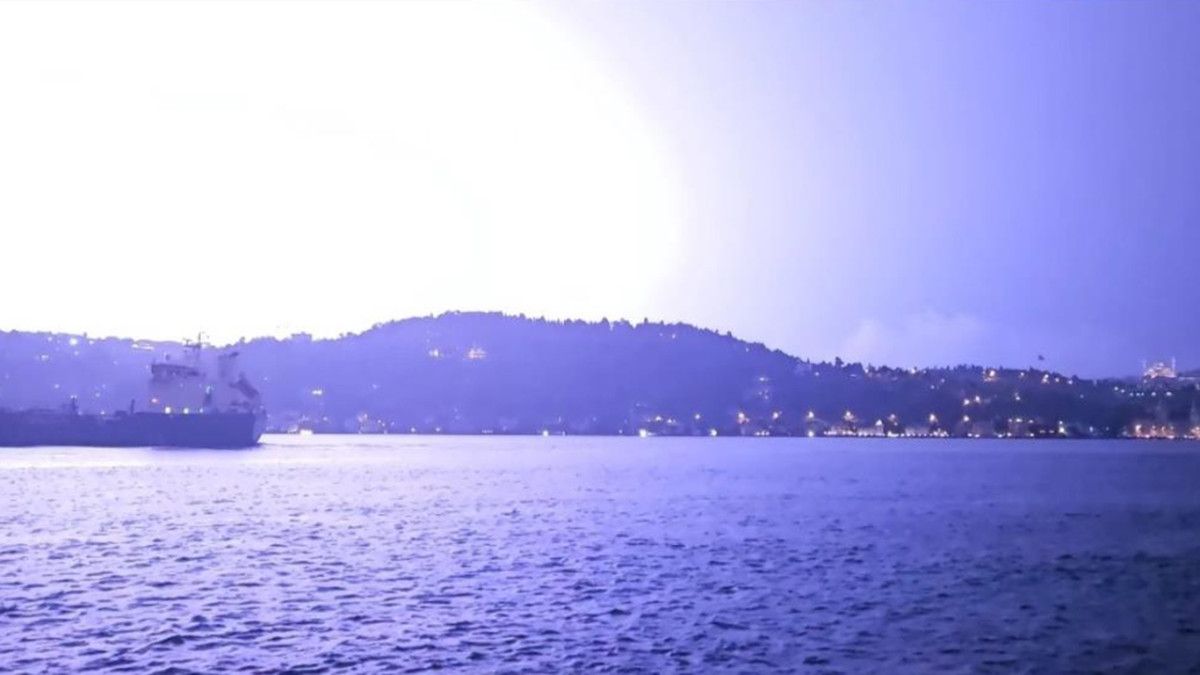 İstanbul'da yağış etkili oldu: Şimşekler geceyi aydınlattı 6 istanbulda yagis etkili oldu simsekler geceyi aydinlatti 5