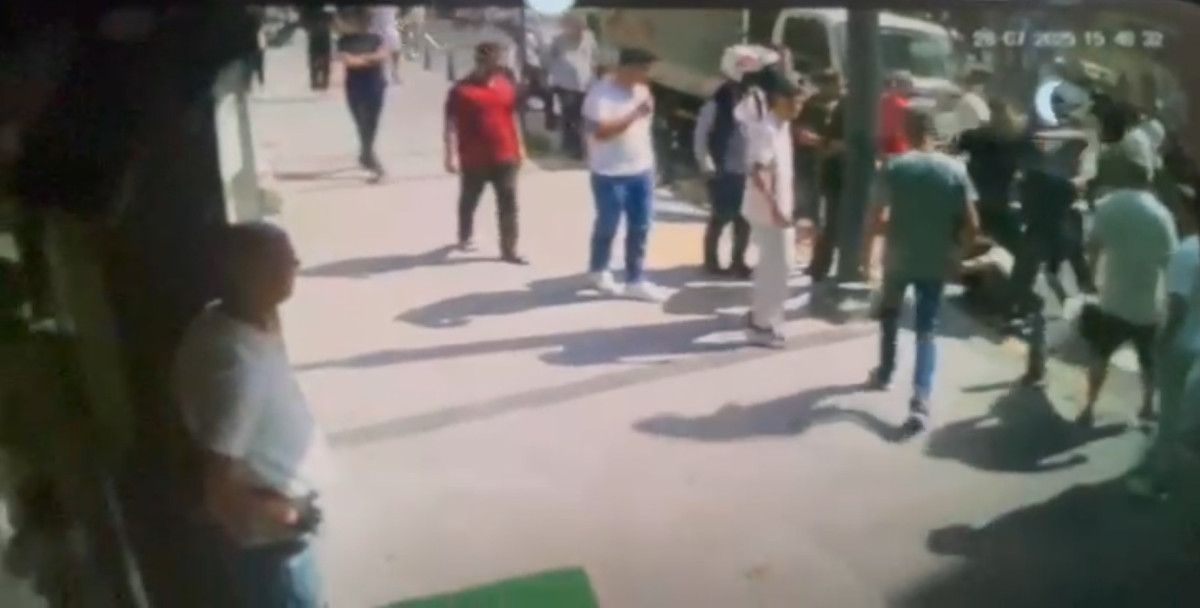 İstanbul'da yolu kapatıp ürün indiren nakliyeci mahalle esnafı tarafından darbedildi 1 istanbulda yolu kapatip urun indiren nakliyeci mahalle esnafi tarafindan darbedildi 0 g33gYXrr