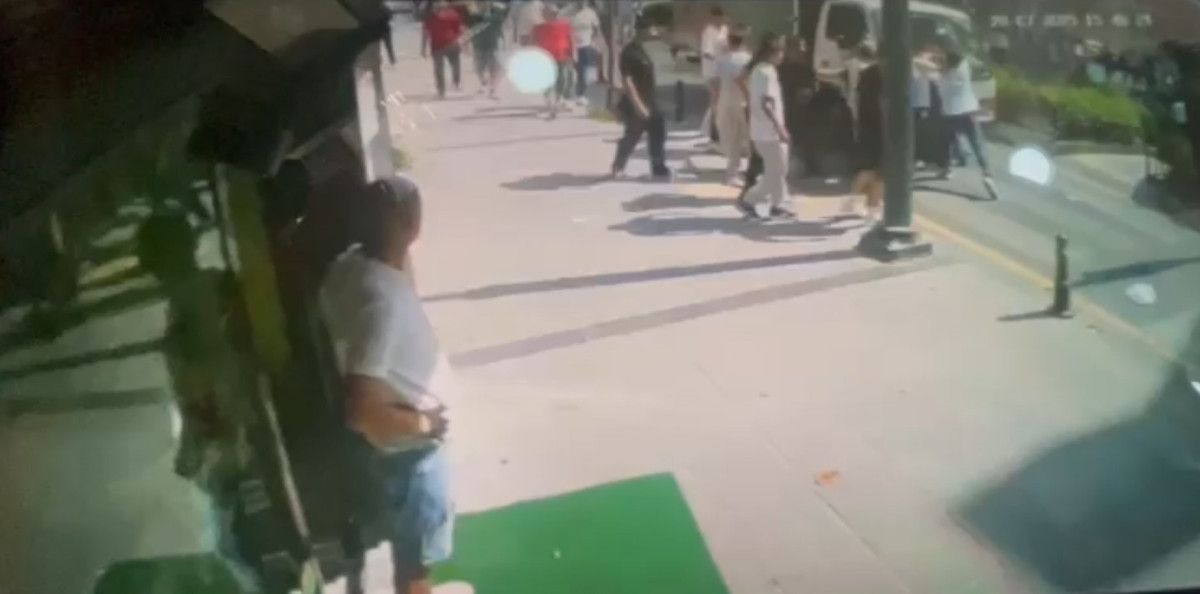 İstanbul'da yolu kapatıp ürün indiren nakliyeci mahalle esnafı tarafından darbedildi 2 istanbulda yolu kapatip urun indiren nakliyeci mahalle esnafi tarafindan darbedildi 1 OT4YP53A