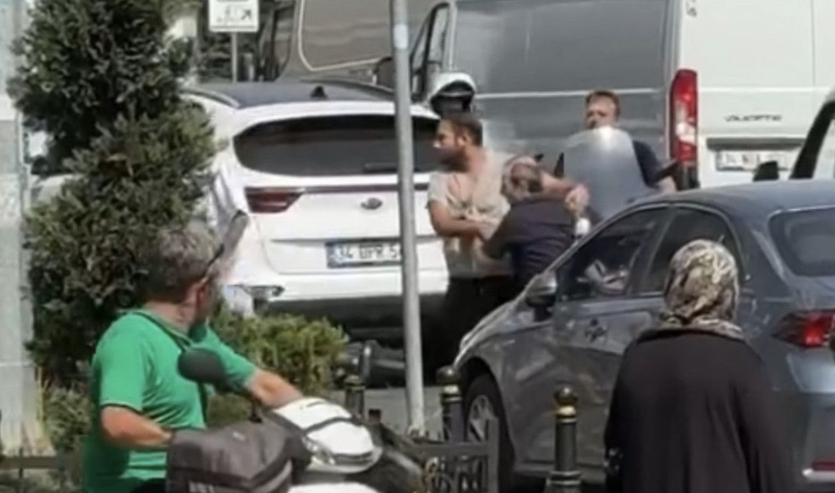 İstanbul'da yolu kapatıp ürün indiren nakliyeci mahalle esnafı tarafından darbedildi 3 istanbulda yolu kapatip urun indiren nakliyeci mahalle esnafi tarafindan darbedildi 2 8D77kn1v