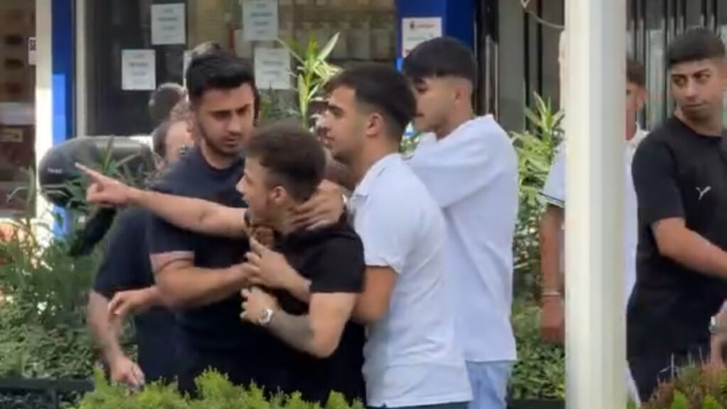 istanbulda yolu kapatip urun indiren nakliyeci mahalle esnafi tarafindan darbedildi ubRJbXef