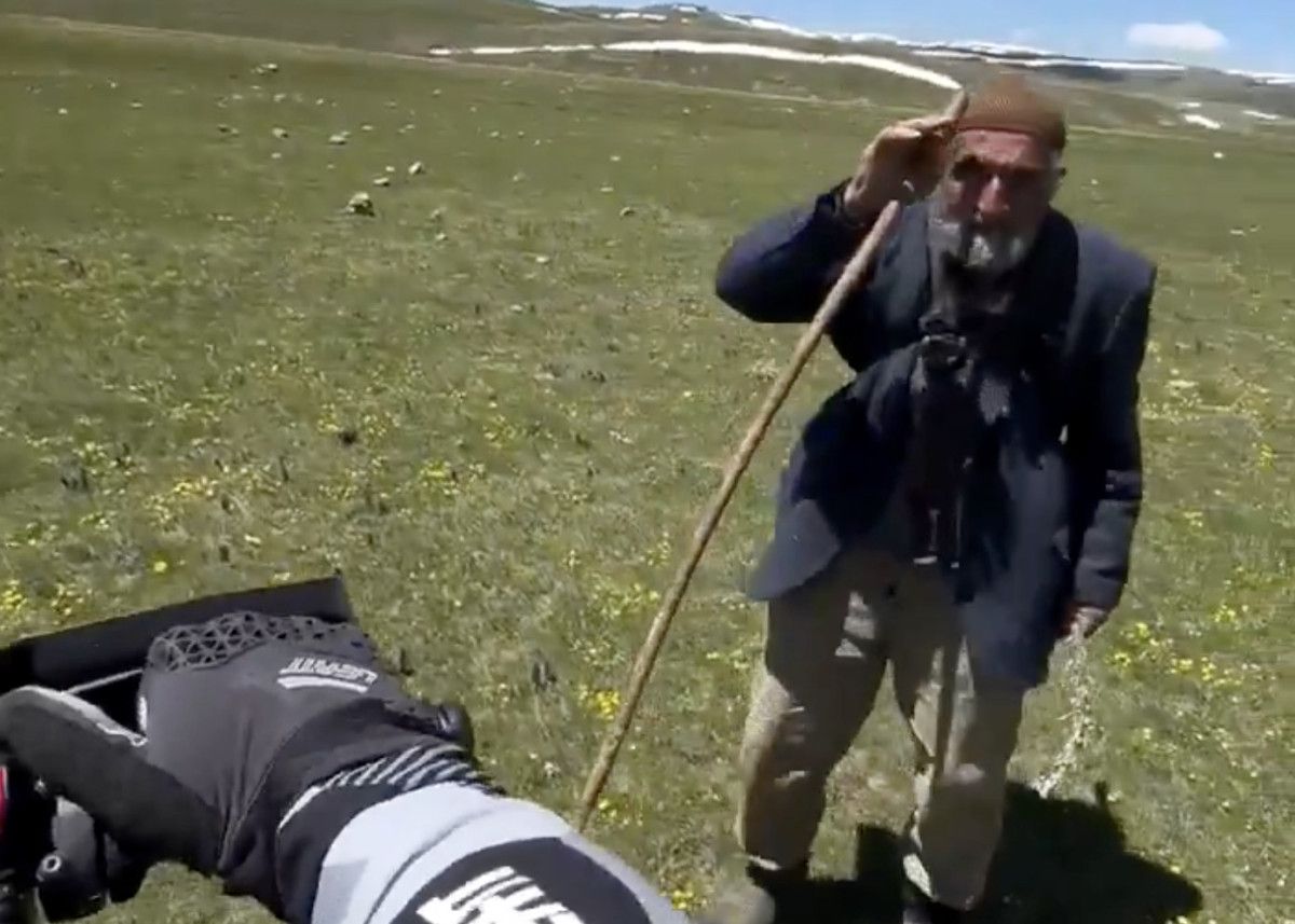 isvicreli gezgin erzurumluya adres sordu boyle gideceksin sola bukuleceksin 1 aGl1niNi