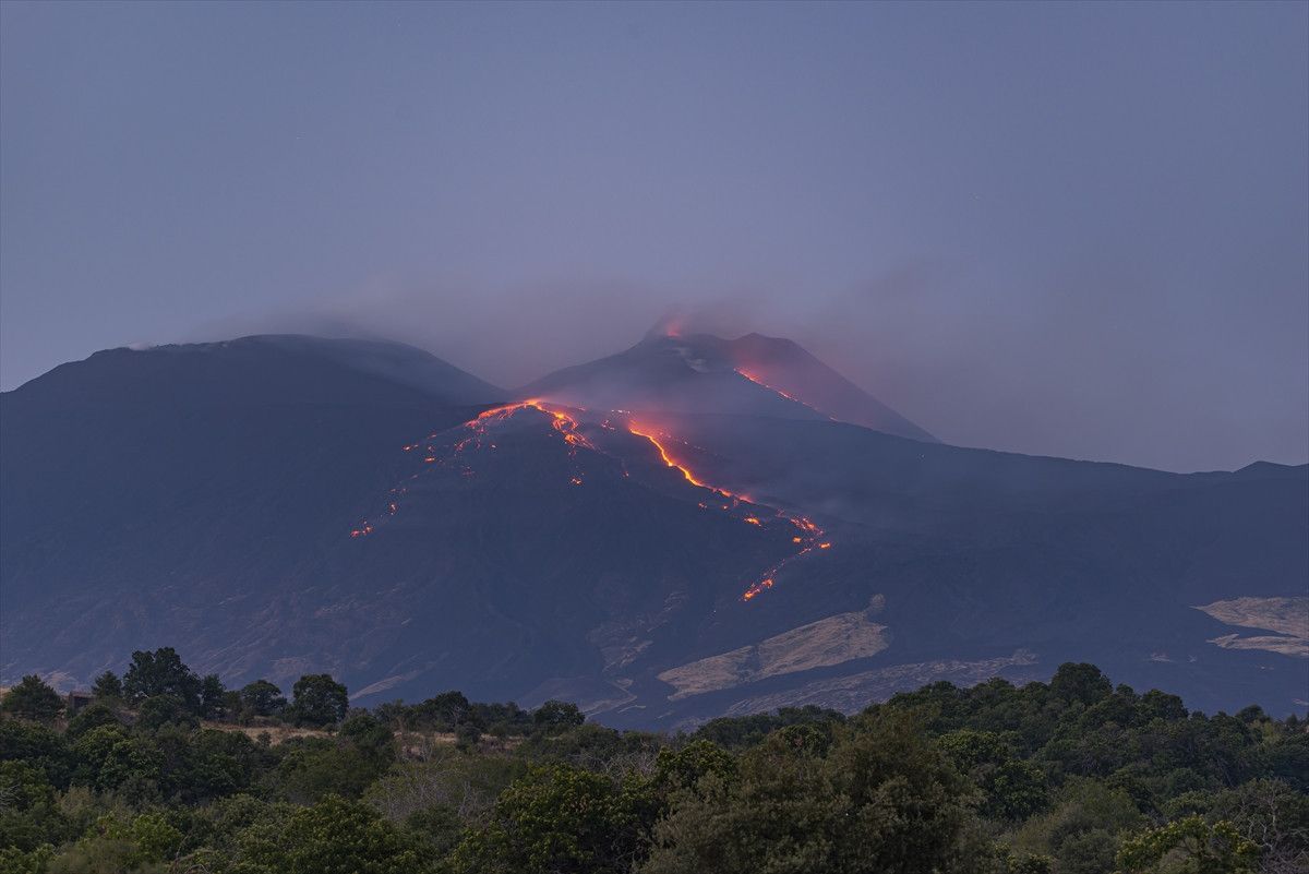 italyada etna yanardaginda patlamalar devam ediyor 1