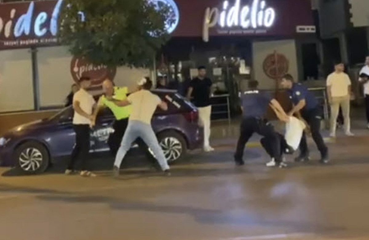 izmirde ceza yazan polise saldirdilar o anlar cep telefonu kamerasinda 0 kEbPUTzU