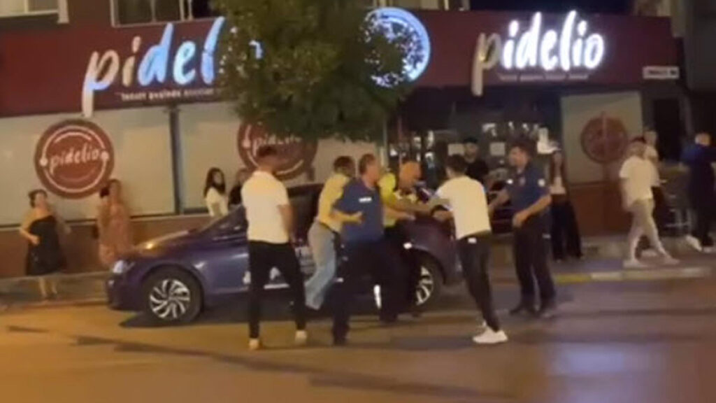 izmirde ceza yazan polise saldirdilar o anlar cep telefonu kamerasinda A8IOZbI8