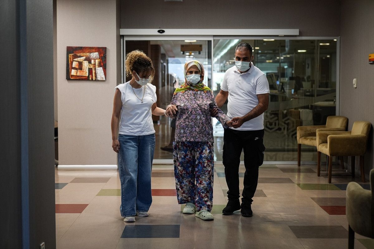 izmirde gelin kayinvalidesine cigerini verdi 0 ZMbT6QlP