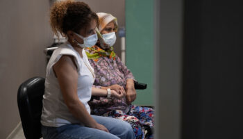 izmirde gelin kayinvalidesine cigerini verdi RSh5XK8y