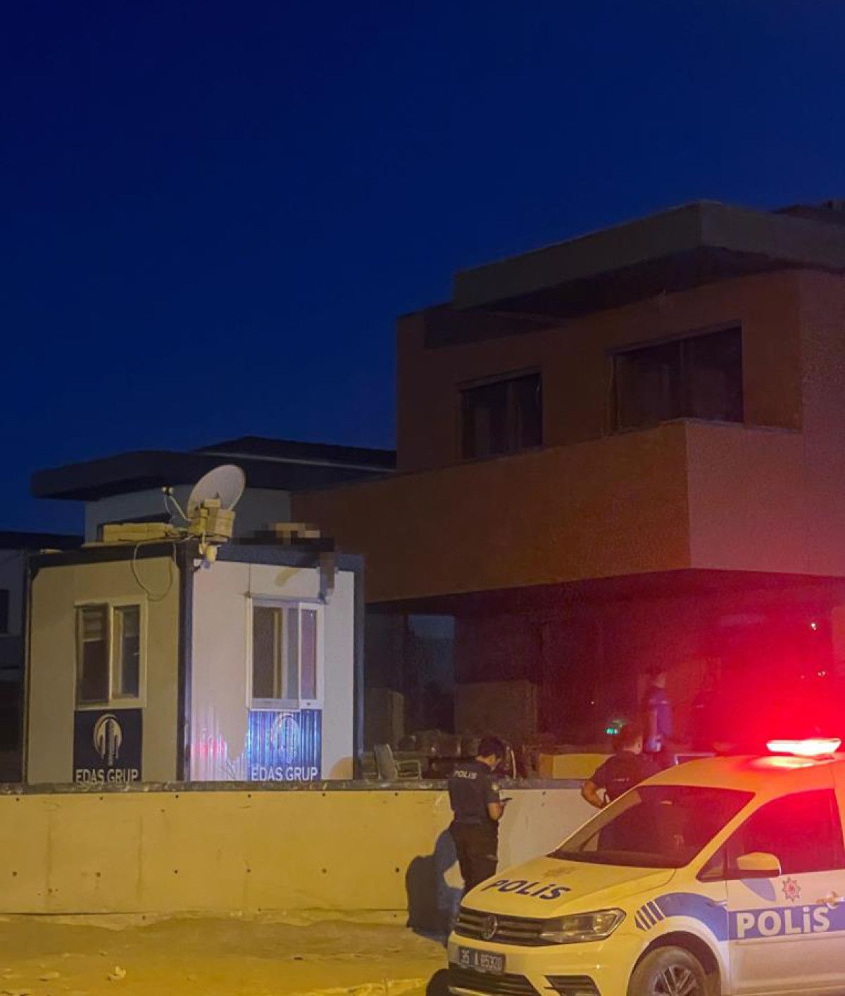 izmirde insaat alanindaki konteynerin ustunde ceset bulundu 0 173tZAWg