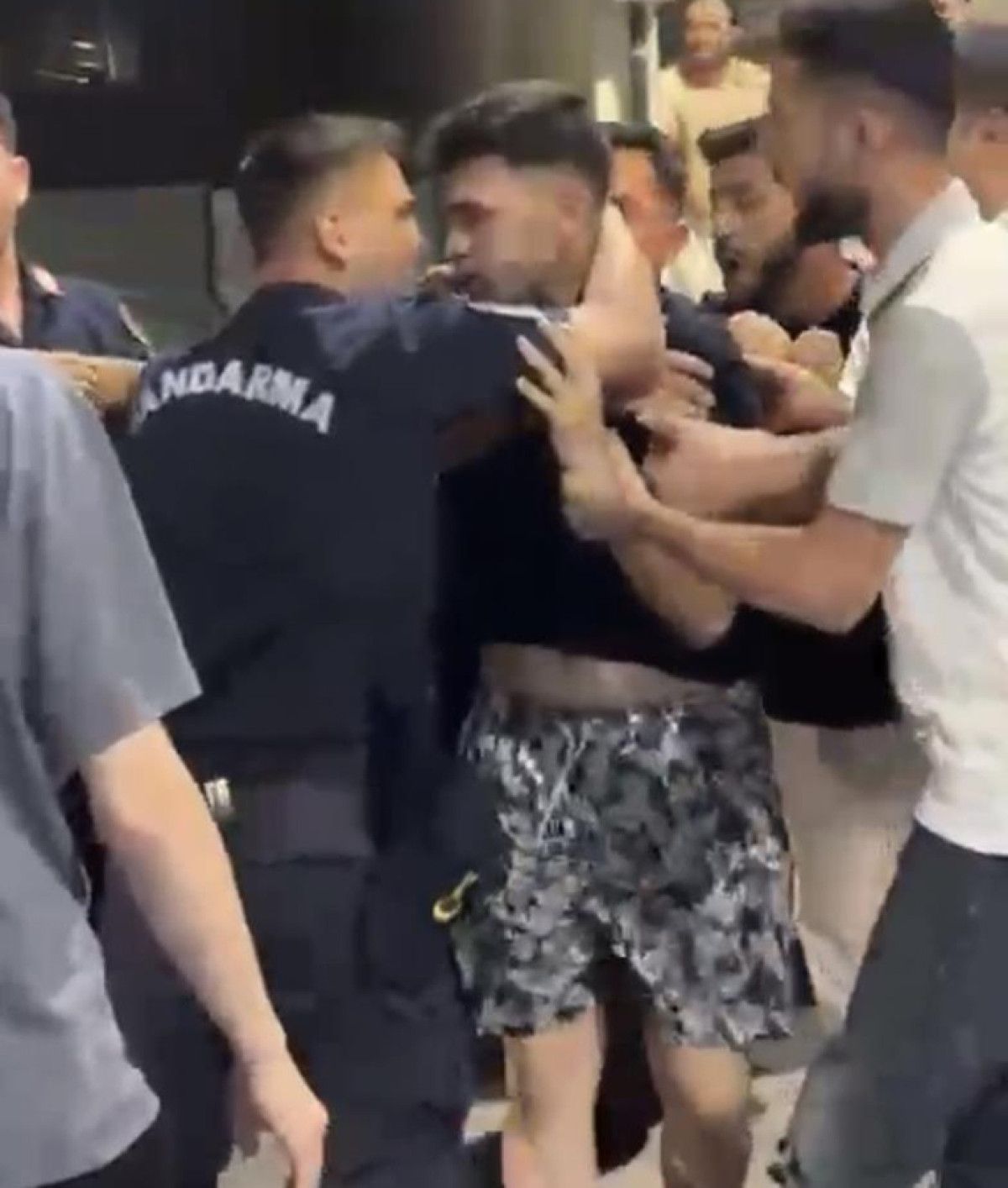 izmirde jandarma ekiplerine saldiri 8 gozalti 0 6QlKIFPa