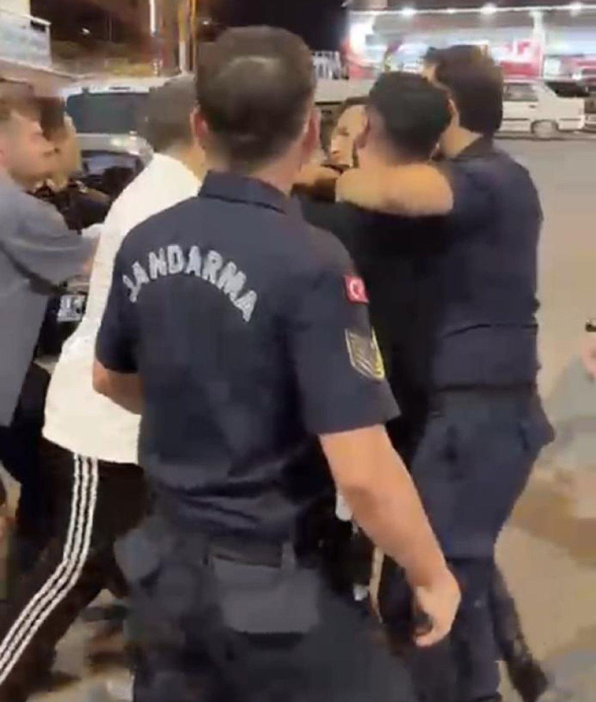 izmirde jandarma ekiplerine saldiri 8 gozalti 1 I2beSkjc