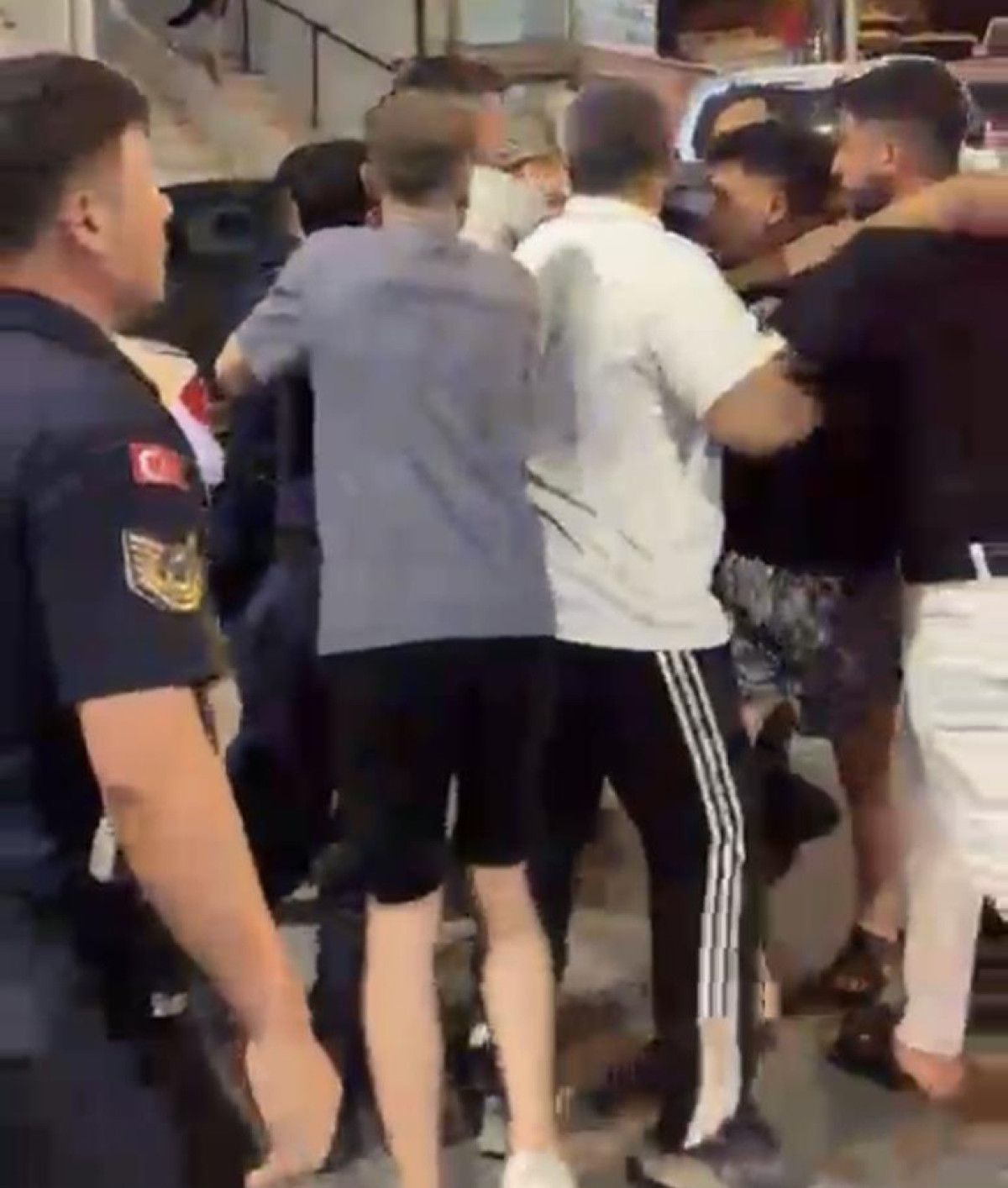 izmirde jandarma ekiplerine saldiri 8 gozalti 2