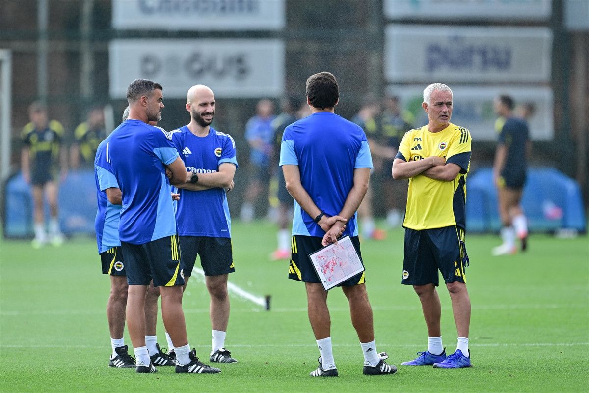 Jose Mourinho'dan Sebastian Szymanski'ye jest: Antrenmanda alkışlattı 1 jose mourinhodan sebastian szymanskiye jest antrenmanda alkislatti 0 OMf6bYTv