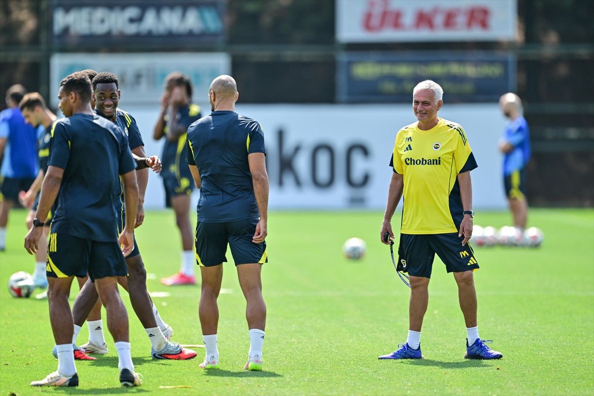 Jose Mourinho'dan Sebastian Szymanski'ye jest: Antrenmanda alkışlattı 3 jose mourinhodan sebastian szymanskiye jest antrenmanda alkislatti 2 rwvnQedz