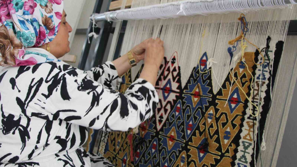 kadinlar ilmek ilmek dokuyor jirki kilimi dunyaya aciliyor e2mM7qUe