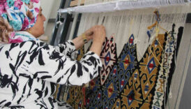 kadinlar ilmek ilmek dokuyor jirki kilimi dunyaya aciliyor e2mM7qUe