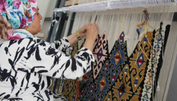 kadinlar ilmek ilmek dokuyor jirki kilimi dunyaya aciliyor e2mM7qUe