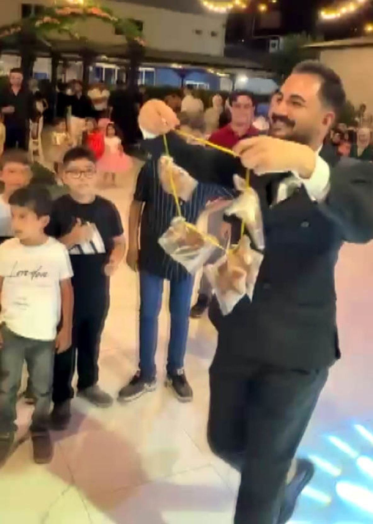 Kahramanmaraş'ta damada altın yerine pirzola takıldı 1 kahramanmarasta damada altin yerine pirzola takildi 0