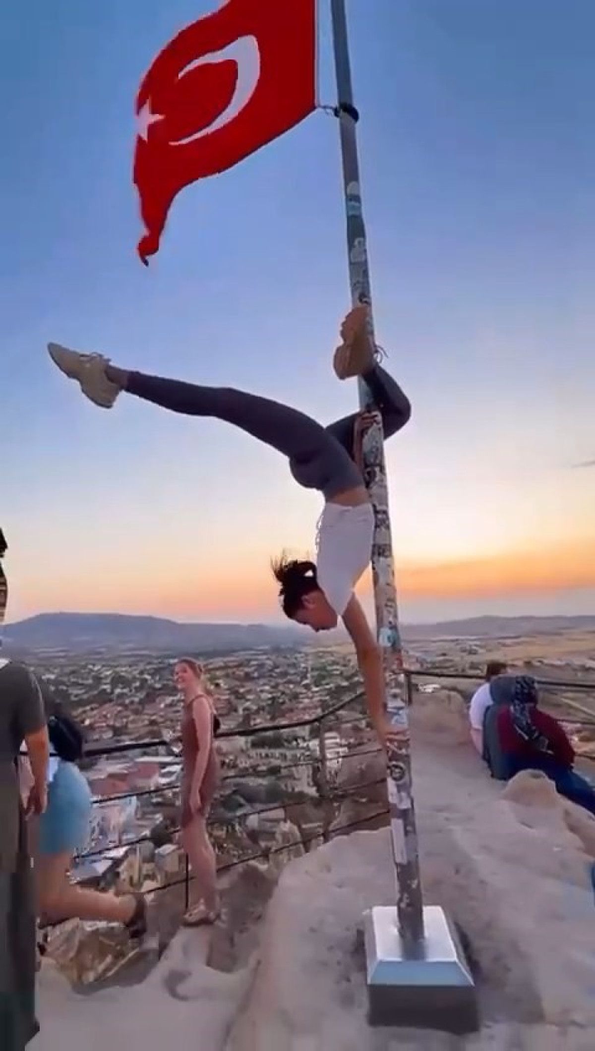 kapadokyada turk bayragina saygisizlik tepkilere neden oldu 2 I1AsKlMm