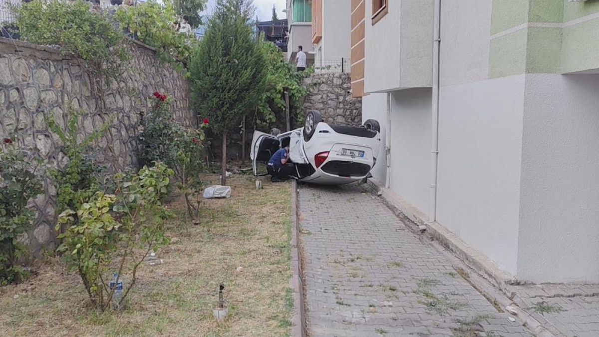 karabukte kazaya karisan otomobil apartmanin bahcesine uctu 2 XTzJc3Cb