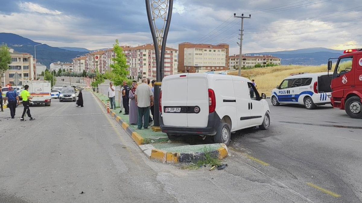 karabukte kazaya karisan otomobil apartmanin bahcesine uctu 3 JpgItJWr