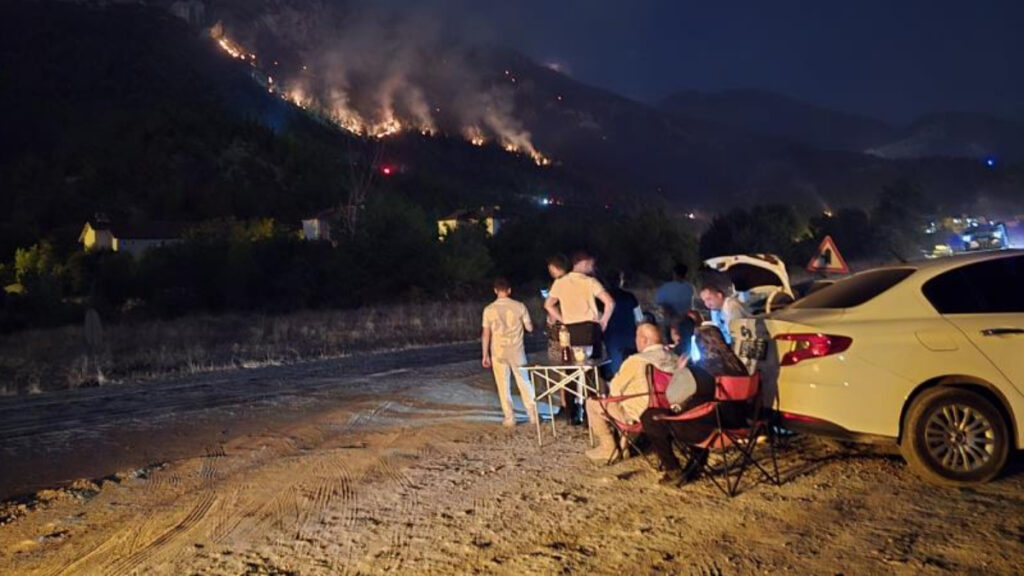 karabukte orman yanginini cay icerek izlediler nilhytEe