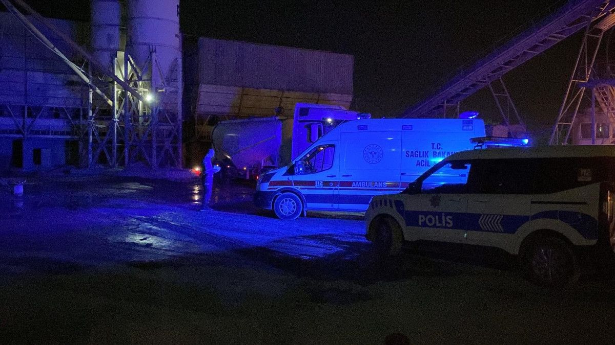 kayseride cimento kamyonunun kapagi carpti sofor yasamini yitirdi 0 nhS53izM