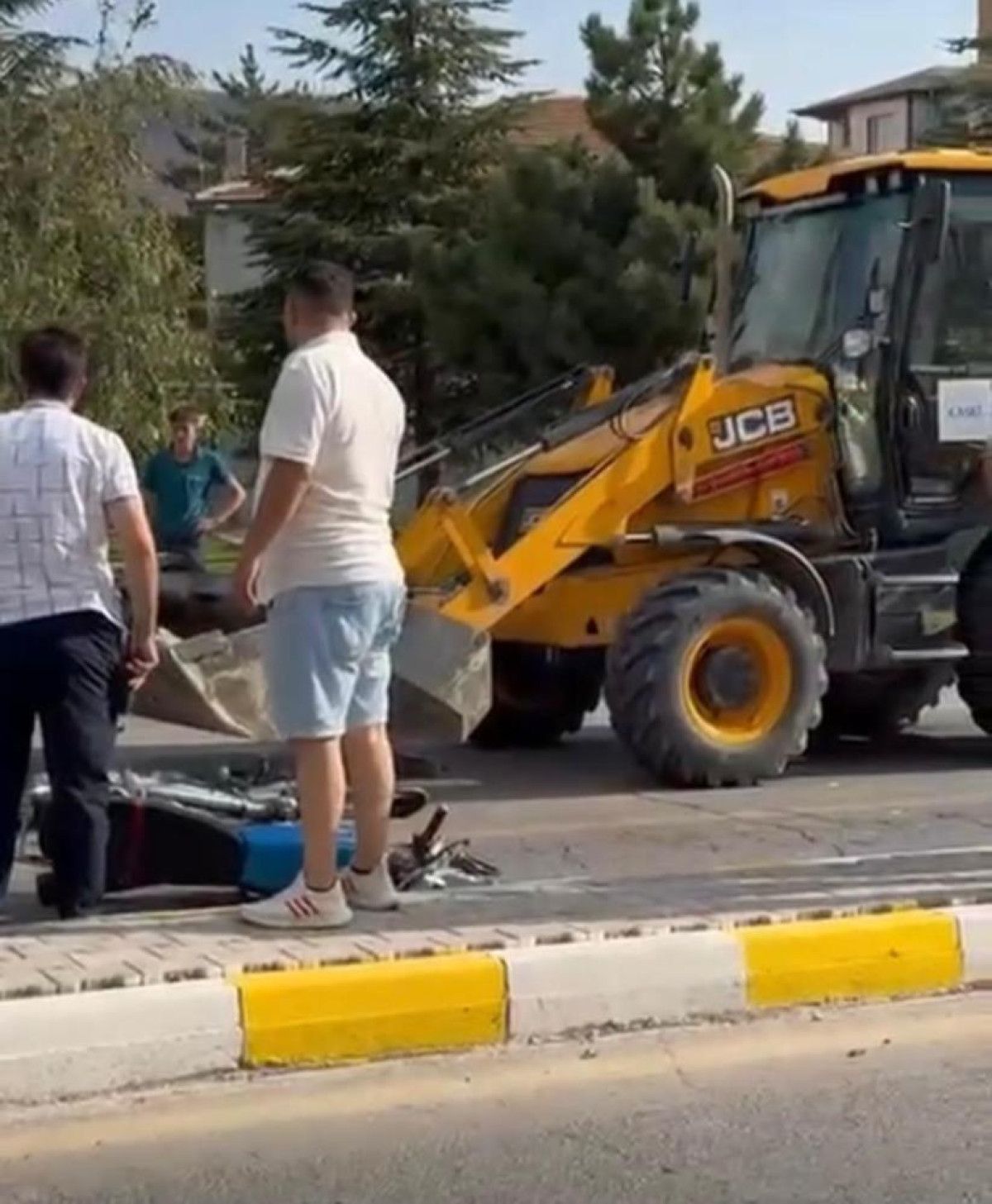kayseride dur ihtarindan kacan motosikletli is makinesine carparak oldu 0 FC39wZSk