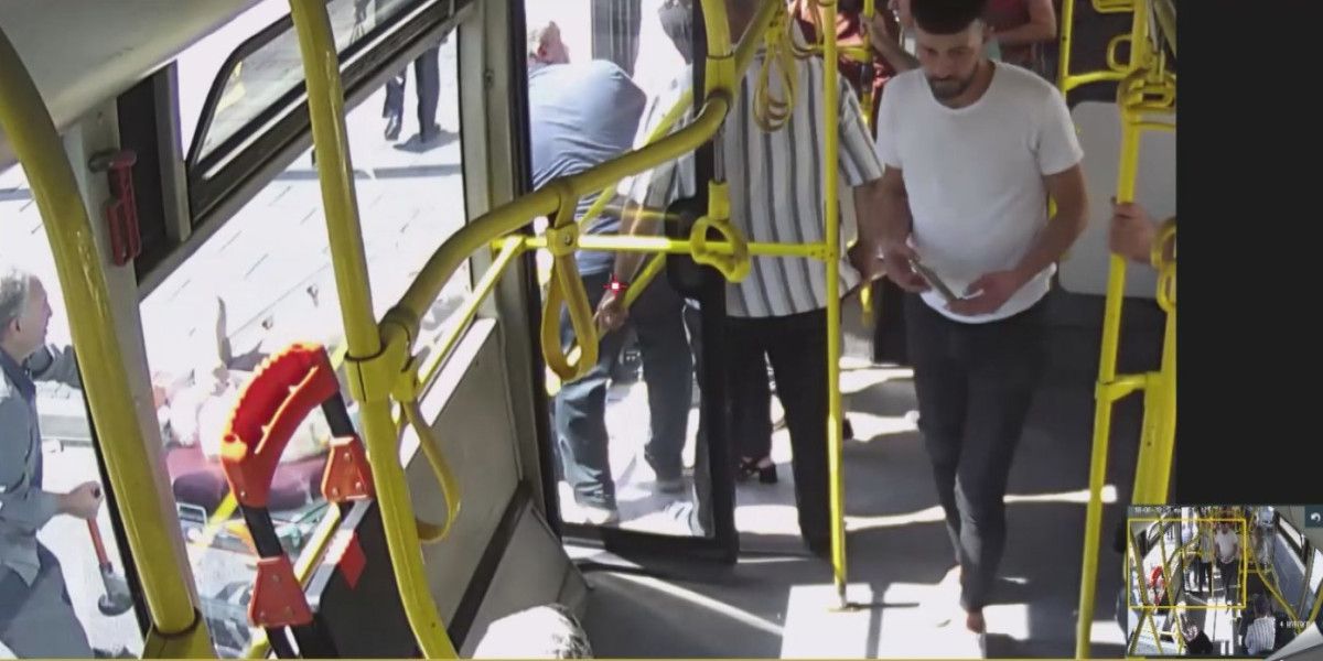 kayseride otobus soforu fenalasan yolcuyu hastaneye yetistirdi o anlar otobus kamerasinda 0