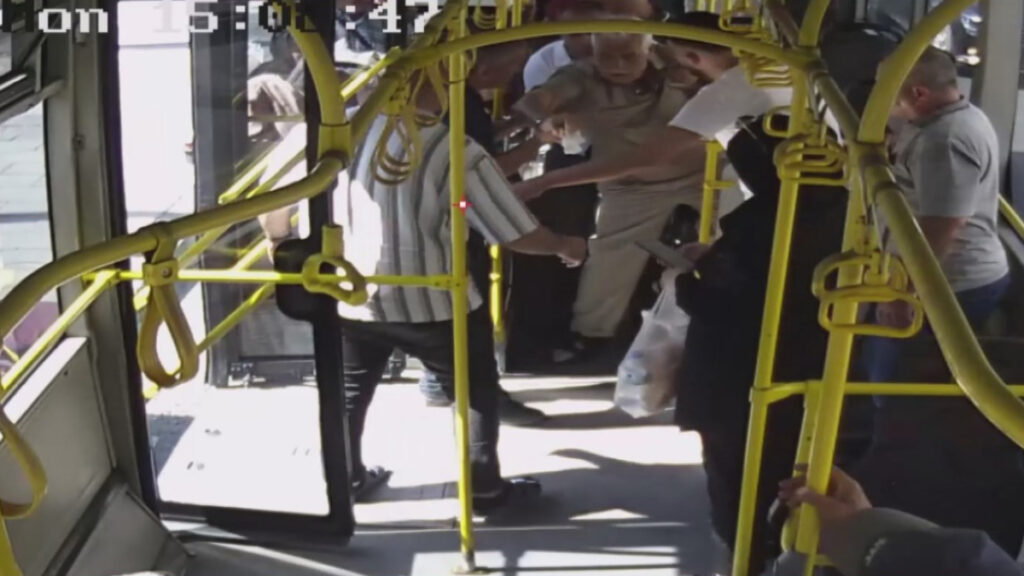 kayseride otobus soforu fenalasan yolcuyu hastaneye yetistirdi o anlar otobus kamerasinda wX1kJOOa