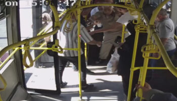 kayseride otobus soforu fenalasan yolcuyu hastaneye yetistirdi o anlar otobus kamerasinda wX1kJOOa