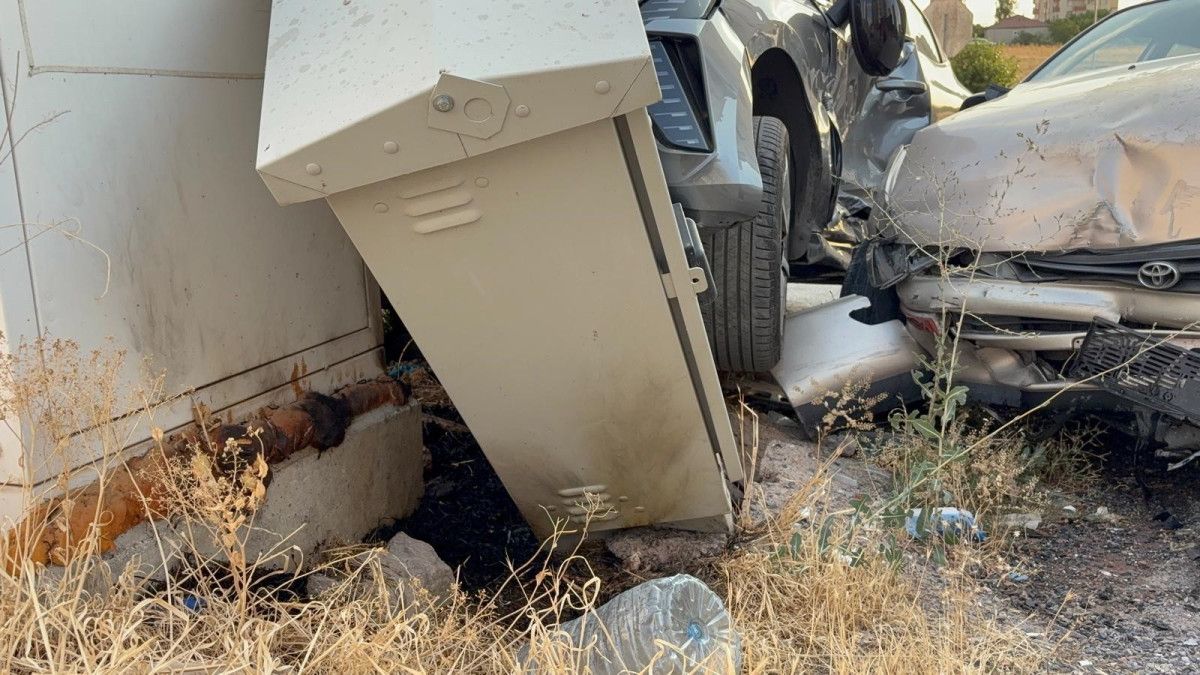 kayseride savrulan otomobil trafoya carpmasi sonucu yangin cikti 0 UuKUl93a